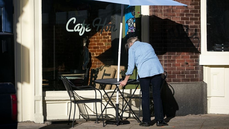 A worker sets up outdoor seating at a restaurant in Baltimore on Nov. 20, 2020. MUST CREDIT: Bloomberg photo by Al Drago.