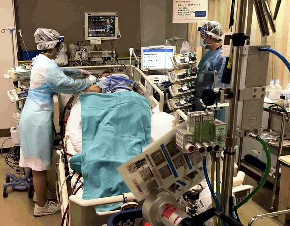Medical staff treats a critically ill patient at the Yokohama City University Medical Center on Monday. (Courtesy of Prof. Ichiro Takeuchi)