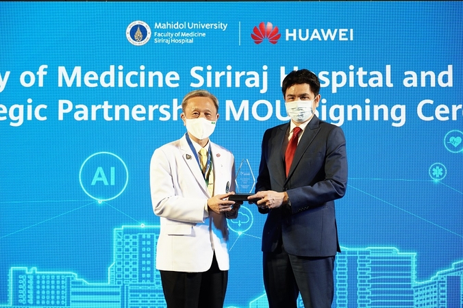 Prof. Dr. Prasit Watanapa (left), Dean of Faculty of Medicine Siriraj Hospital, receives the CommunicAsia Award from Sanchai Noombunnam, Deputy Managing Director of Informa Markets Thailand.