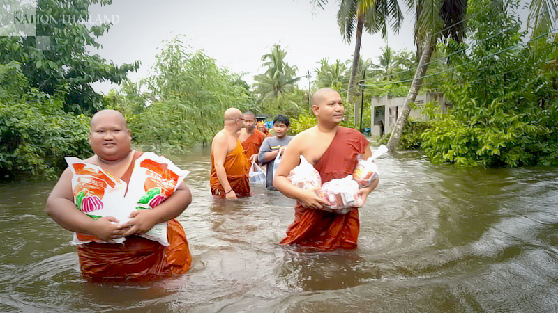 Monks play the Good Samaritan to assist flood-hit people Monks play the Good Samaritan to assist flood-hit people
