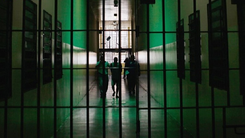 Royal pardon cuts jail time for red shirts, ex-commerce minister Royal pardon cuts jail time for red shirts, ex-commerce minister