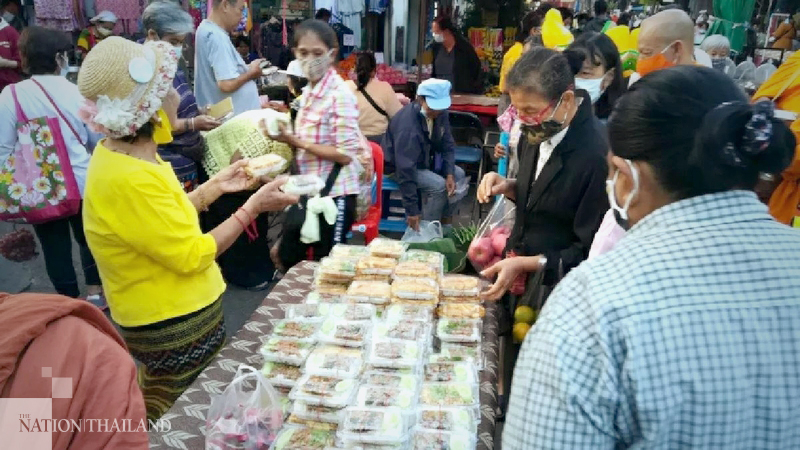 Free meals distributed to mark birthday of King Rama IX Free meals distributed to mark birthday of King Rama IX