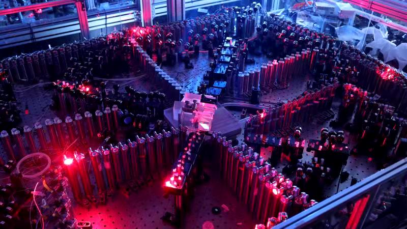 An experimental device used for Jiuzhang, a prototype quantum computer, is unveiled by Chinese scientists on Dec 4, 2020. [Photo provided to chinadaily.com.cn]
