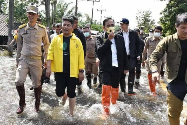 Prayut visits flood victims in South Prayut visits flood victims in South
