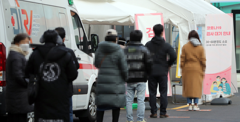 Citizens line up to undergo COVID-19 tests on Monday. (Yonhap)