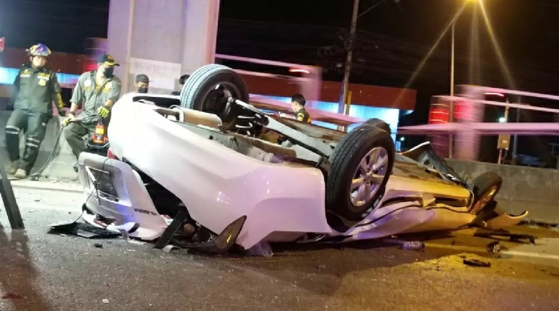 Man, 30, killed after his car slams into barrier, falls off Burapha Withi Expressway Man, 30, killed after his car slams into barrier, falls off Burapha Withi Expressway