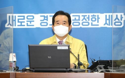 Prime Minister Chung Sye-kyun presides over a meeting of the Central Disaster and Safety Countermeasure Headquarters held at the provincial government office of Gyeonggi Province in Suwon, 45 kilometers south of Seoul, on Wednesday. (Yonhap)