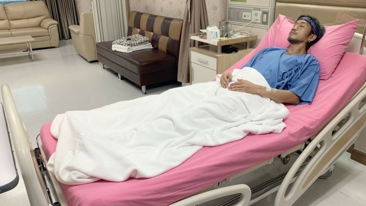 Toon Bodyslam in hospital with neck injury Toon Bodyslam in hospital with neck injury