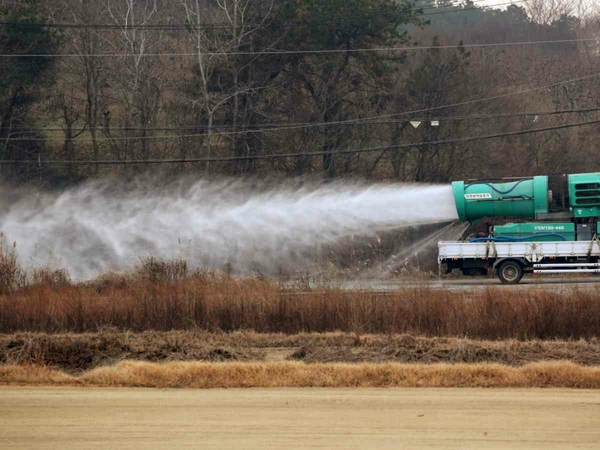 
A truck disinfects the surrounding area of a duck farm in Jangseong, 308 kilometers south of Seoul, on Friday. (Yonhap)