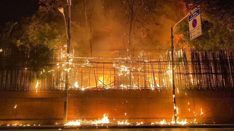 Bangkok warehouse goes up in flames, no reported injuries or deaths Bangkok warehouse goes up in flames, no reported injuries or deaths