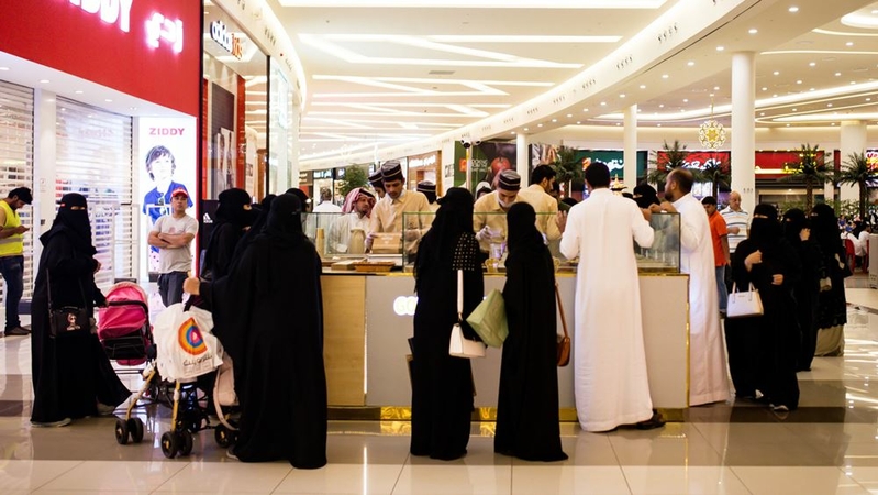Men and women shop at the Al Yasmin mall in Jeddah, Saudi Arabia, on Aug. 6, 2017. MUST CREDIT: Bloomberg photo by Tasneem Alsultan.