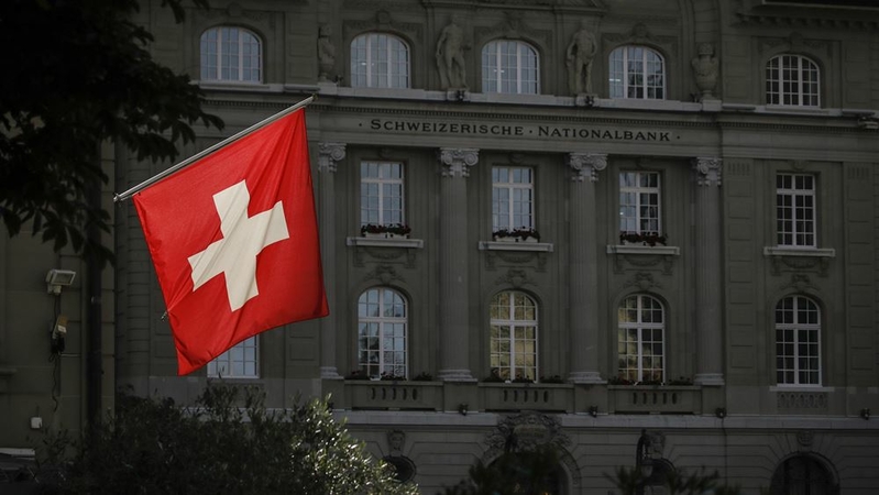 A Swiss national flag flies in front of the Swiss National Bank in Bern, Switzerland, on June 18, 2020. MUST CREDIT: Bloomberg photo by Stefan Wermuth.