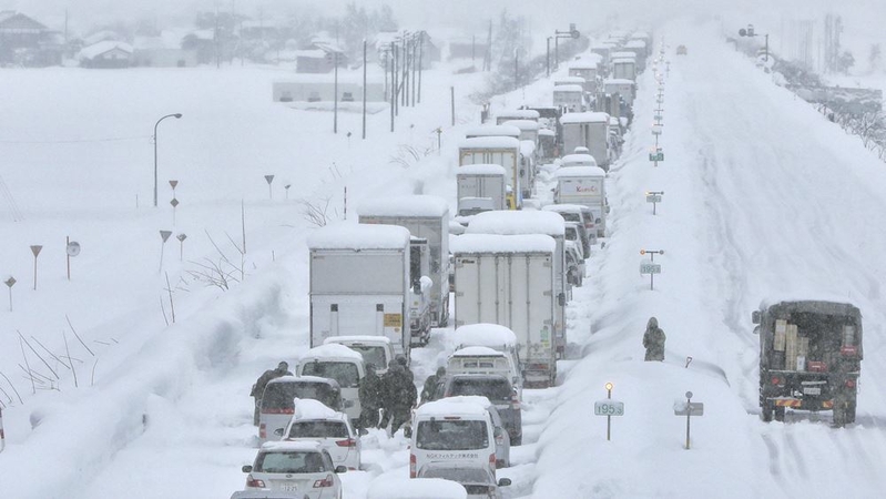 Up to 7 feet of snow slams Japan, stranding 1,000 motorists Up to 7 feet of snow slams Japan, stranding 1,000 motorists