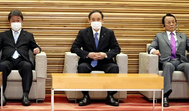 Prime Minister Yoshihide Suga, center, attends a Cabinet meeting on Friday at the Prime Minister’s office, Tokyo. (The Yomiuri Shimbun)