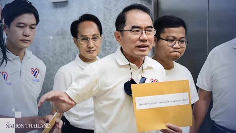 Royalists want minister to stop politicians' plotting against monarchy using students Royalists want minister to stop politicians' plotting against monarchy using students