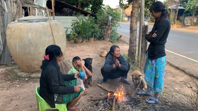Campfires keep burning to warm villagers as temperatures drop in Si Sa Ket Campfires keep burning to warm villagers as temperatures drop in Si Sa Ket