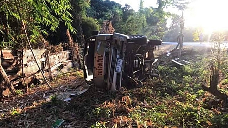 21 Lampang students hurt as school van overturns 21 Lampang students hurt as school van overturns