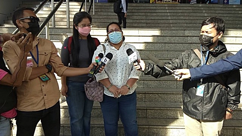 Court dismisses lese majeste charge against mother of activist Sirawith Court dismisses lese majeste charge against mother of activist Sirawith