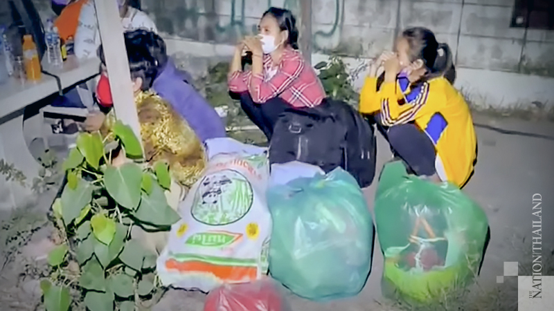 14 migrant workers arrested in Samut Prakan after being 'abandoned' on way to Rayong 14 migrant workers arrested in Samut Prakan after being 'abandoned' on way to Rayong