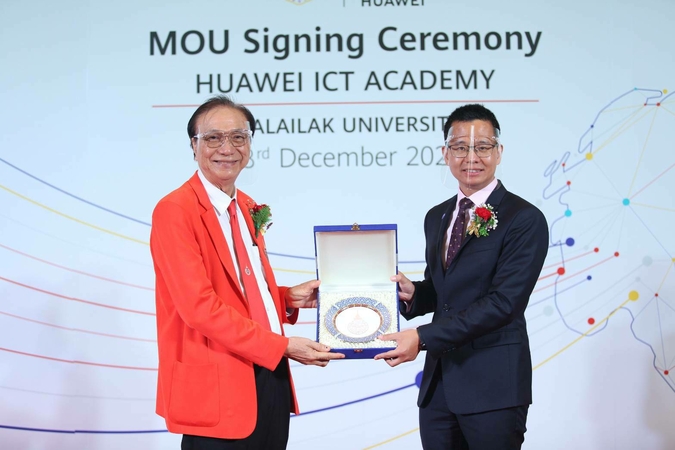 Huawei signs pact with Walailak University to develop ICT professionals in southern Thailand Huawei signs pact with Walailak University to develop ICT professionals in southern Thailand