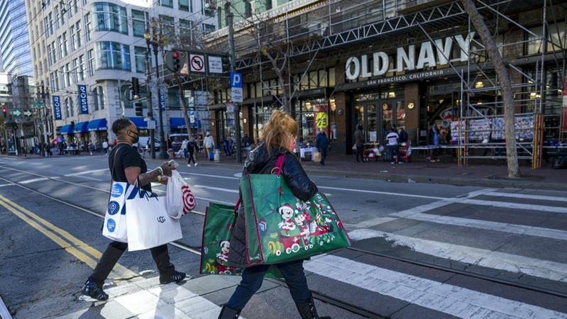 In U.S., shoppers make late surge to stores to dodge shipping logjam In U.S., shoppers make late surge to stores to dodge shipping logjam