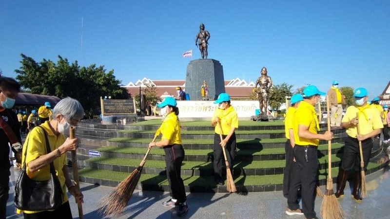 Uttaradit authorities launch big clean after two vendors test positive Uttaradit authorities launch big clean after two vendors test positive