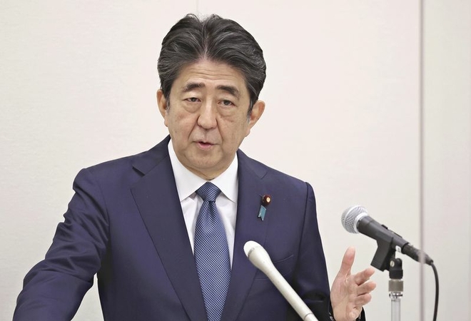 Former Prime Minister Shinzo Abe speaks at a press conference at the Diet Building on Thursday. (The Yomiuri Shimbun)