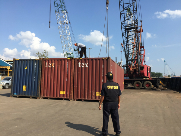 Batam Customs Office officers oversee the transfer of one of seven containers containing toxic and hazardous waste (B3 waste) to the Capricorn 97.210 Barge, on July 29, 2019 at the Batu Ampar Container Port, Batam, Riau Islands. (JP/Fadli)
