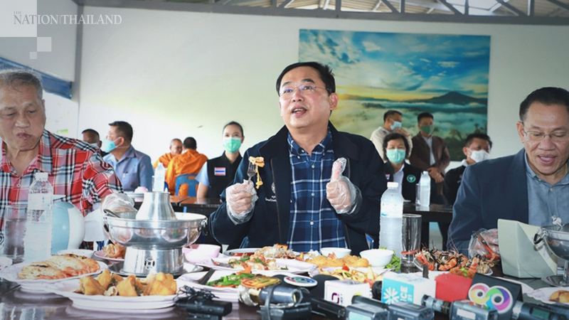 Minister and officials have seafood during Nakhon Pathom visit to make a point Minister and officials have seafood during Nakhon Pathom visit to make a point