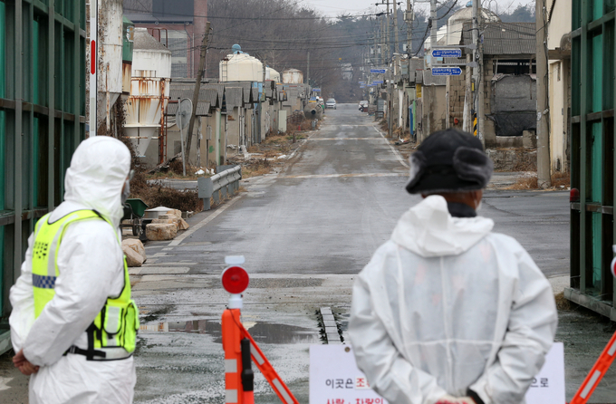 Officials control the entry of automobiles into a chicken farm in Gyeongju, 371 kilometers south of Seoul, on Sunday. (Yonhap)