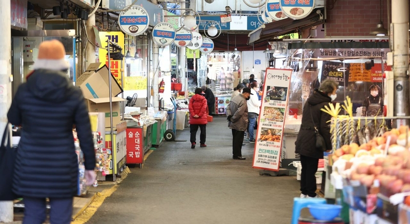 S. Korea's consumer prices grow less than 1% for 3rd month in Dec. S. Korea's consumer prices grow less than 1% for 3rd month in Dec.