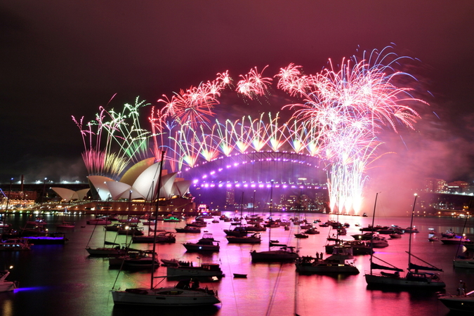Fireworks explode over the Sydney Opera House and Sydney Harbour Bridge during downsized New Year's Eve celebrations during the COVID-19 pandemic, in Australia, on Jan 1, 2021. [Photo/Agencies]