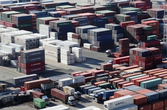 S. Korea's exports fall 5.4% in 2020 on COVID-19 fallout S. Korea's exports fall 5.4% in 2020 on COVID-19 fallout