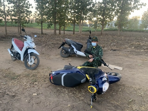 Suspected motorbike robbers abandon vehicles and swim towards Myanmar to escape arrest