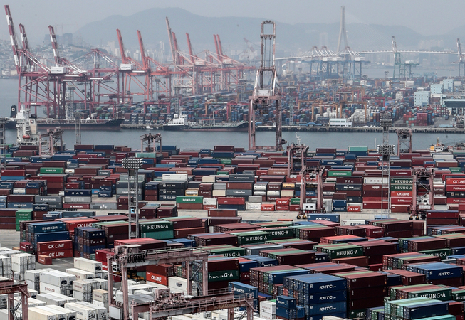 Stacks of import-export cargo containers at South Korea's largest seaport, located in Busan (Yonhap)