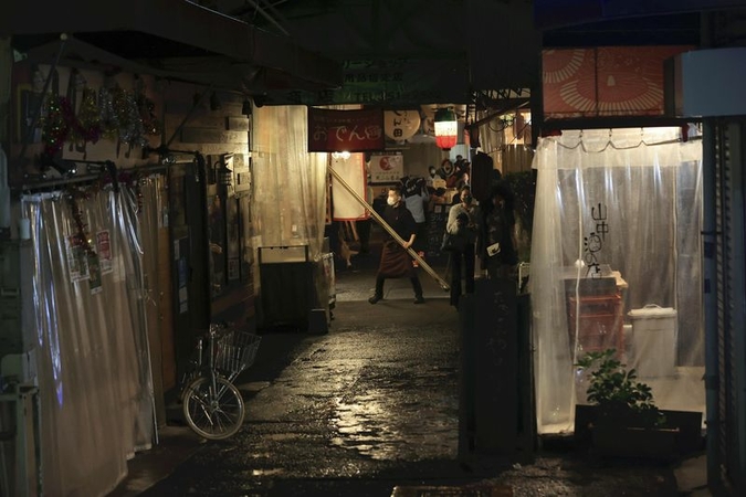 An entertainment district in Osaka is seen on Nov. 27. Some dining establishments closed early in response to requests to shorten business hours. (Yomiuri Shimbun file photo)
