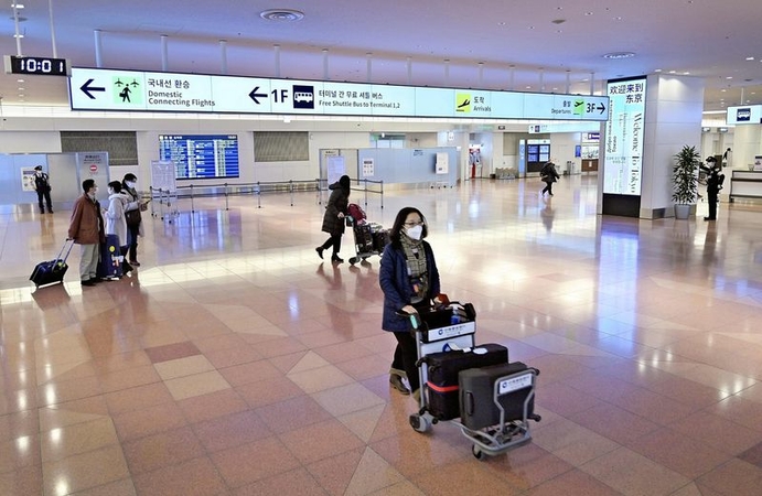 Few people are seen at the international arrival lobby of Haneda Airport on Dec. 28 after the entry of foreign visitors was suspended in principle. (The Yomiuri Shimbun)