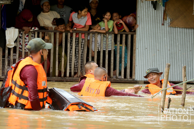 Hundreds evacuated as flash floods sweep deep South Hundreds evacuated as flash floods sweep deep South