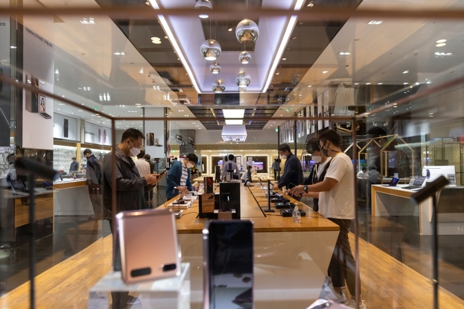 Samsung surges to new high on strong memory market outlook Samsung surges to new high on strong memory market outlook