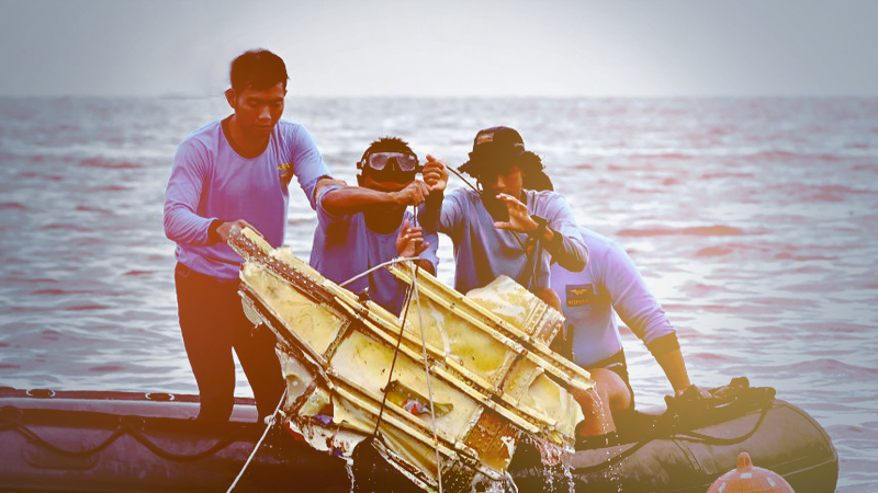 Indonesian authorities find black box signals, oil spill likely from crashed plane Indonesian authorities find black box signals, oil spill likely from crashed plane