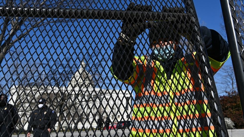 Workers put up fencing outside the U.S. Capitol on Jan. 7. MUST CREDIT: Washington Post photo by Matt McClain