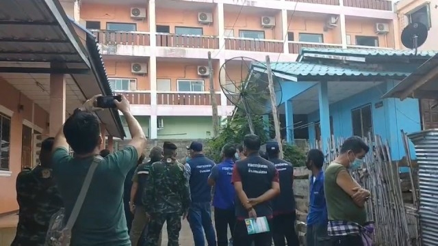 Mae Sot locals complain quarantined returnees spitting, throwing garbage from balconies Mae Sot locals complain quarantined returnees spitting, throwing garbage from balconies