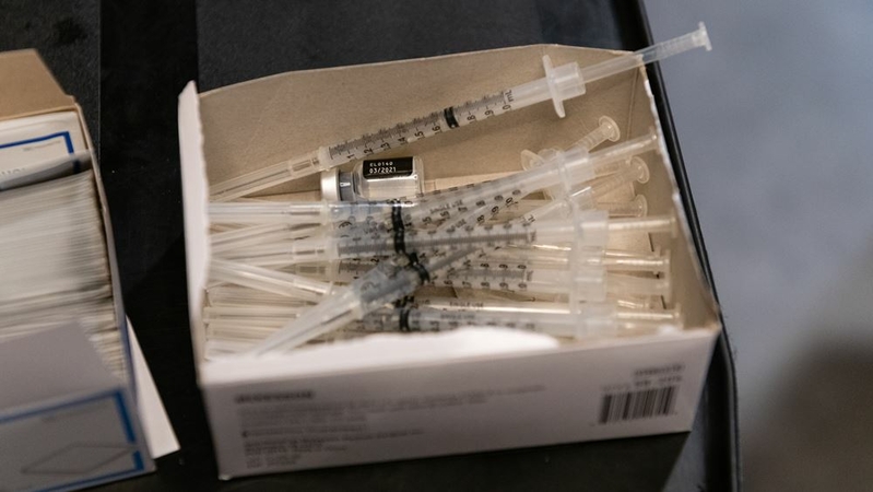 Syringes with doses of the Pfizer-BioNTech covid-19 vaccine while pharmacists move through the Brooklyn Center for Rehabilitation and Healthcare nursing home to distribute them to residents in the Brooklyn borough of New York on Jan. 5, 2021. MUST CREDIT: Bloomberg photo by Eric Lee.