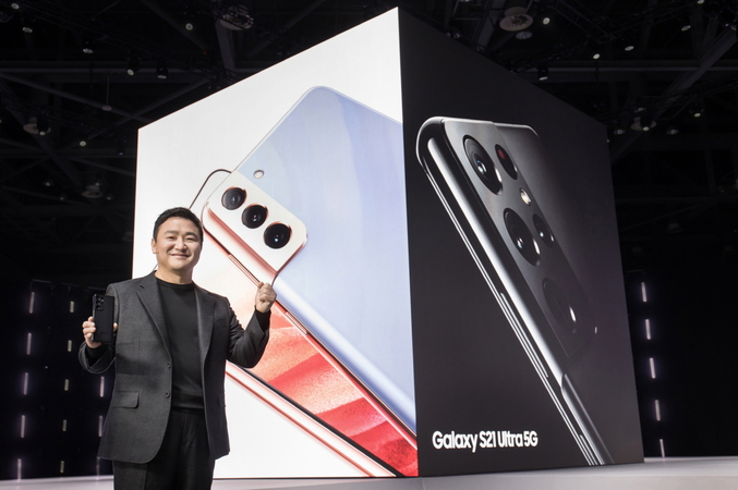 Samsung President Roh Tae-moon showcases Galaxy S21 lineup during a virtual Unpacked show Thursday at midnight. (Samsung Electronics)