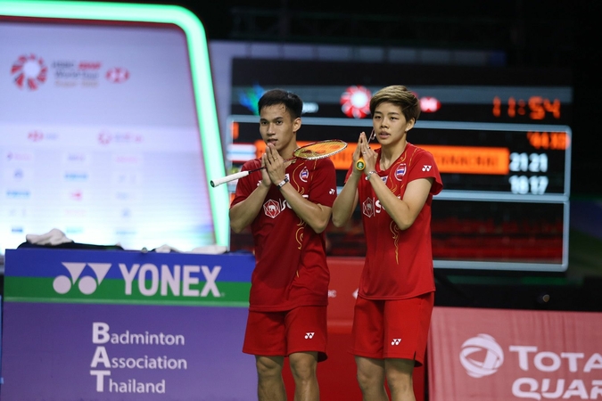 Dechapol Puavaranukroh and Sapsiree Taerattanachai