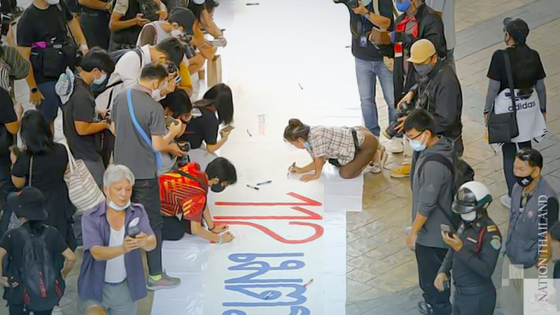 Pro-democracy leaders arrested at Victory Monument for mobilising opinions critical of PM Pro-democracy leaders arrested at Victory Monument for mobilising opinions critical of PM