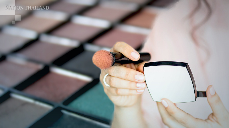 Mask-carrying raises imports of eye makeup from S. Korea Mask-carrying raises imports of eye makeup from S. Korea