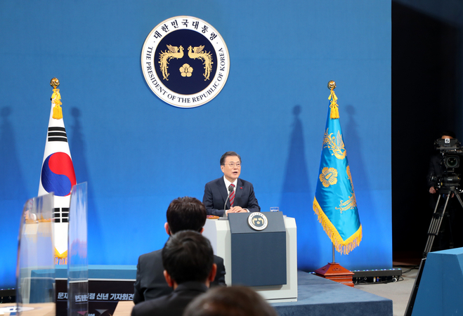 President Moon Jae-in speaks during a New Year's press conference at the presidential office Cheong Wa Dae in Seoul on Monday. (Yonhap)