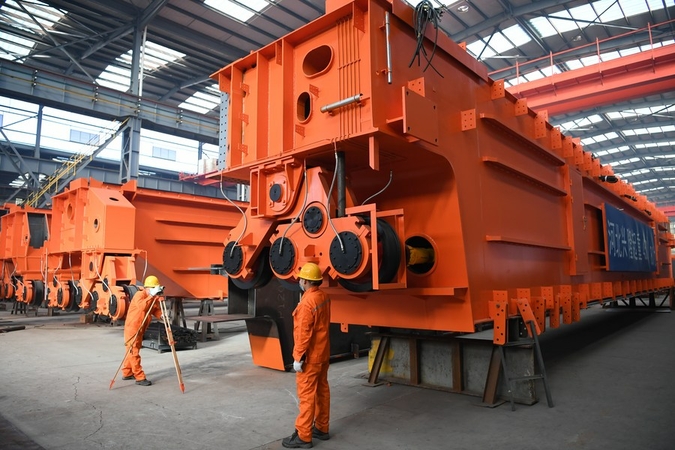 Workers check product quality at the Hebei Xinglong Equipment Co Ltd in Fengrun District, Tangshan of North China's Hebei province, on Dec 17, 2020. [Photo/Xinhua]