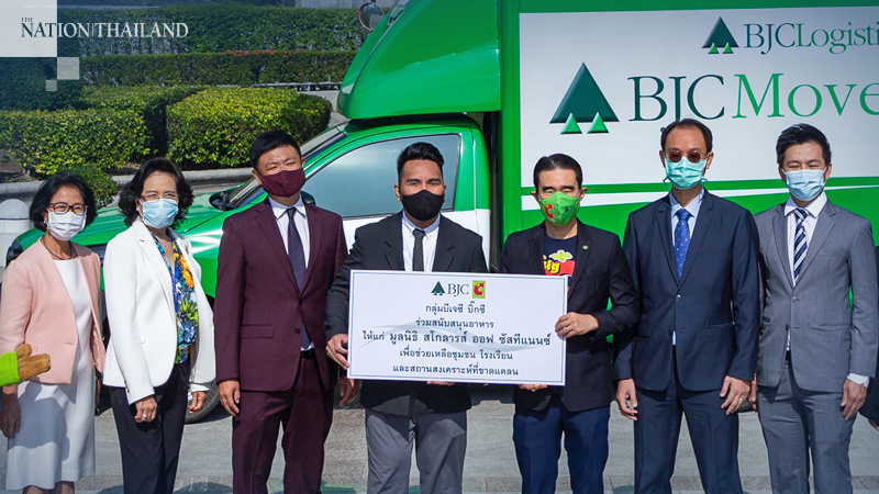 Left to right: Suree Chooratchareon, assistant vice president of BJC Big C’s Group Corporate Communications division; Vipada Duangratana, deputy chief executive officer, Big C; Scott Chang, Ford Fund for Asia Pacific director; James Leyson, managing director of SOS; Aswin Techajareonvikul, BJC Big C CEO and president; Boonsak Stitmannaithum, senior executive vice president, Logistics Business, Berli Jucker Logistics Company Limited; and Suwajchai Paoprayoon, senior vice president, BJC Move Company Limited.
